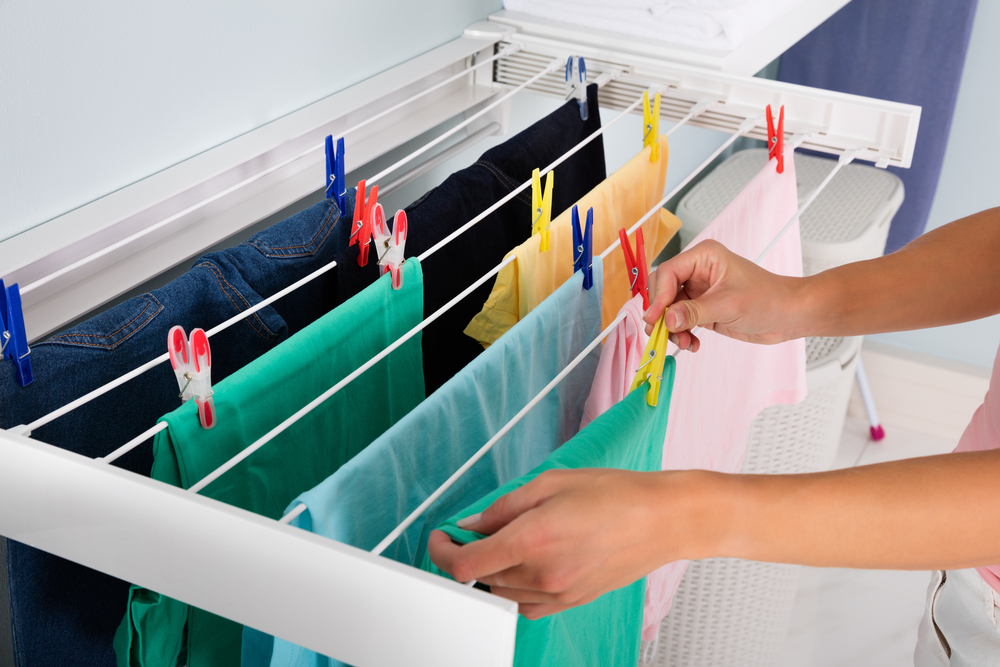 cum usuci hainele in casa fara sa faci umezeala shutterstock 