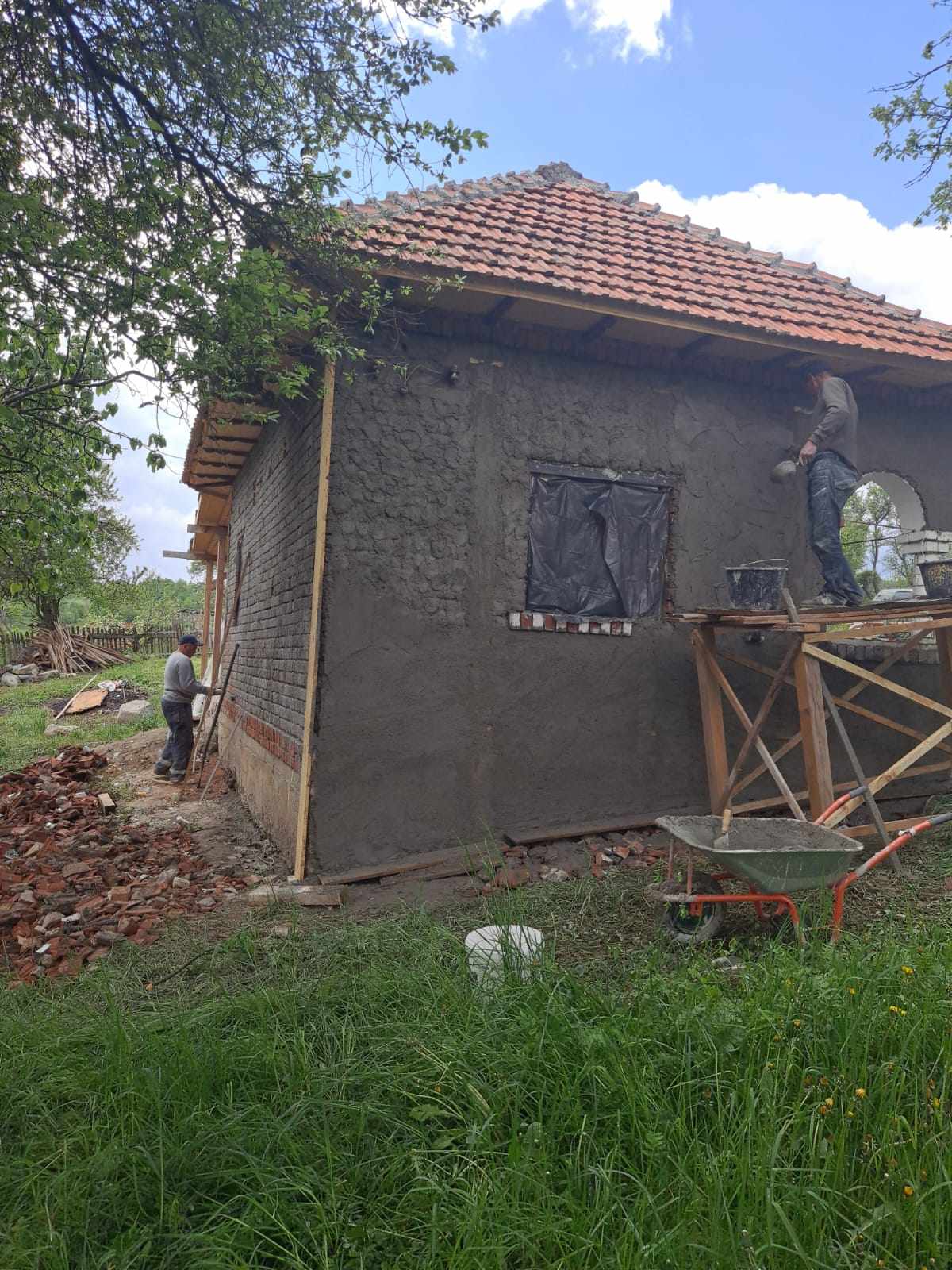 Cum arăta căsuța când au cumpărat-o și procesul de renovare