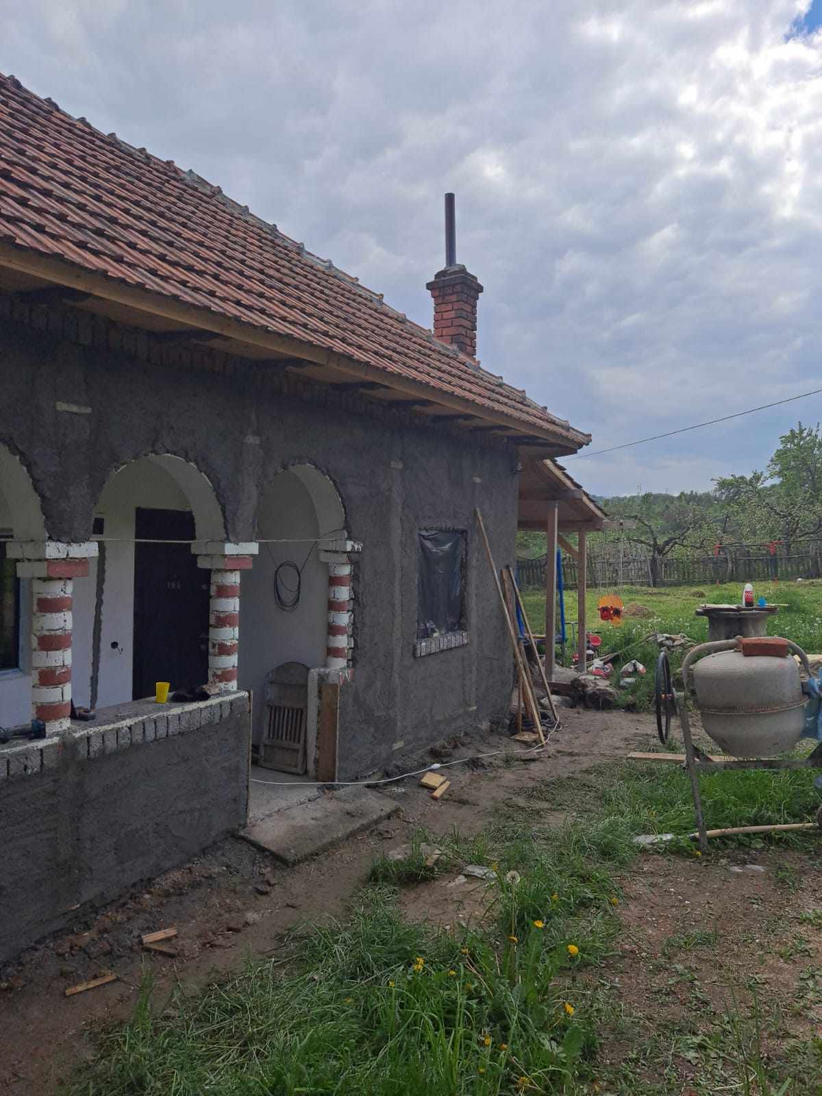 Cum arăta căsuța când au cumpărat-o și procesul de renovare