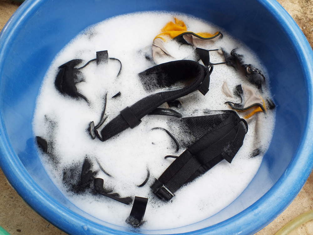rucsac în lighean cu apă și detergent