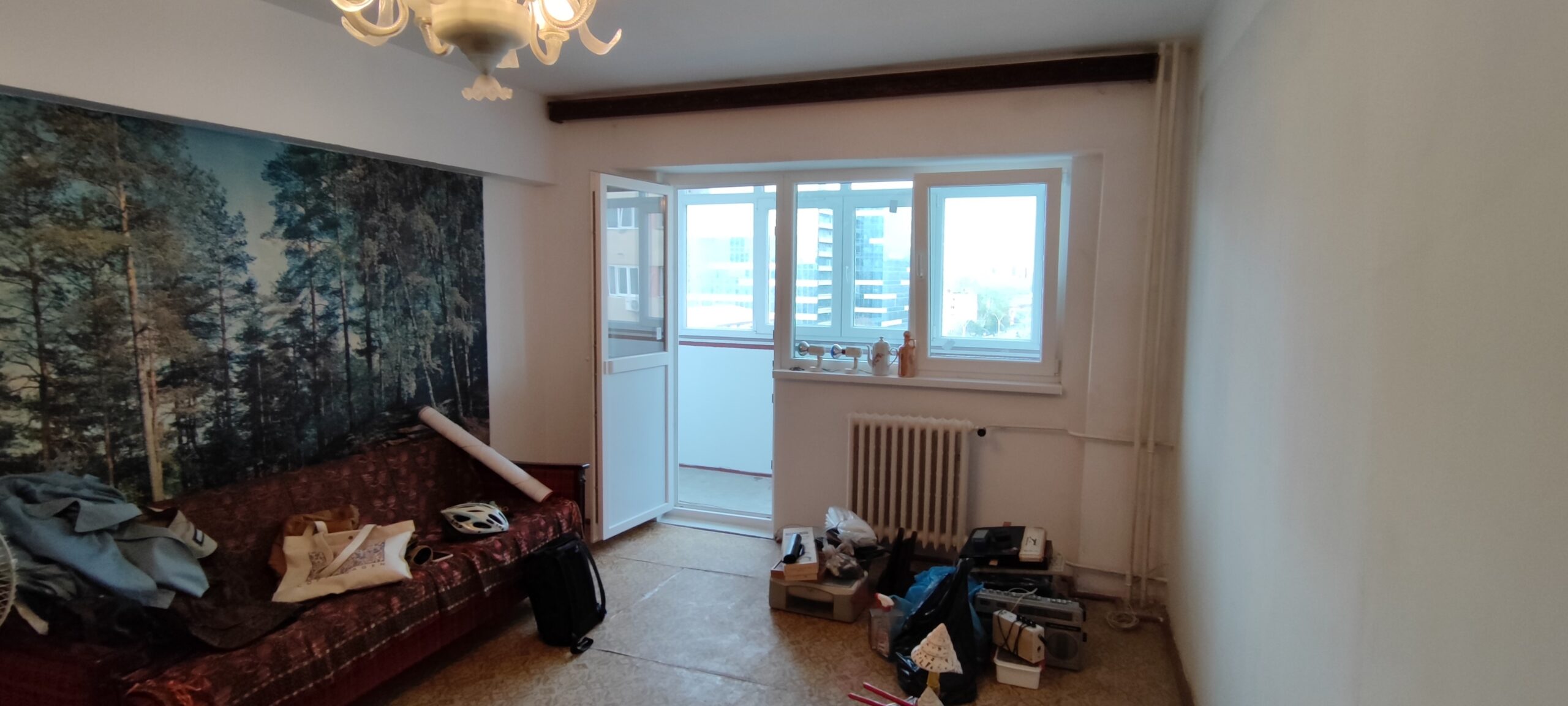 living apartament vechi cu linoleum și tapet