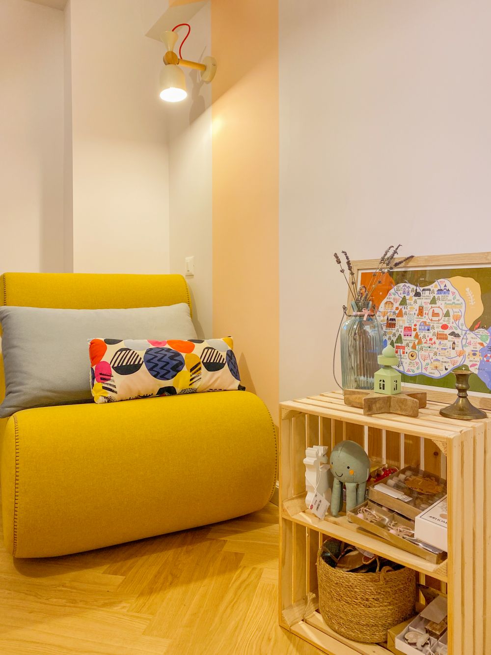 amenajare colt de citit si relaxare cu fotoliu galben și decorațiuni