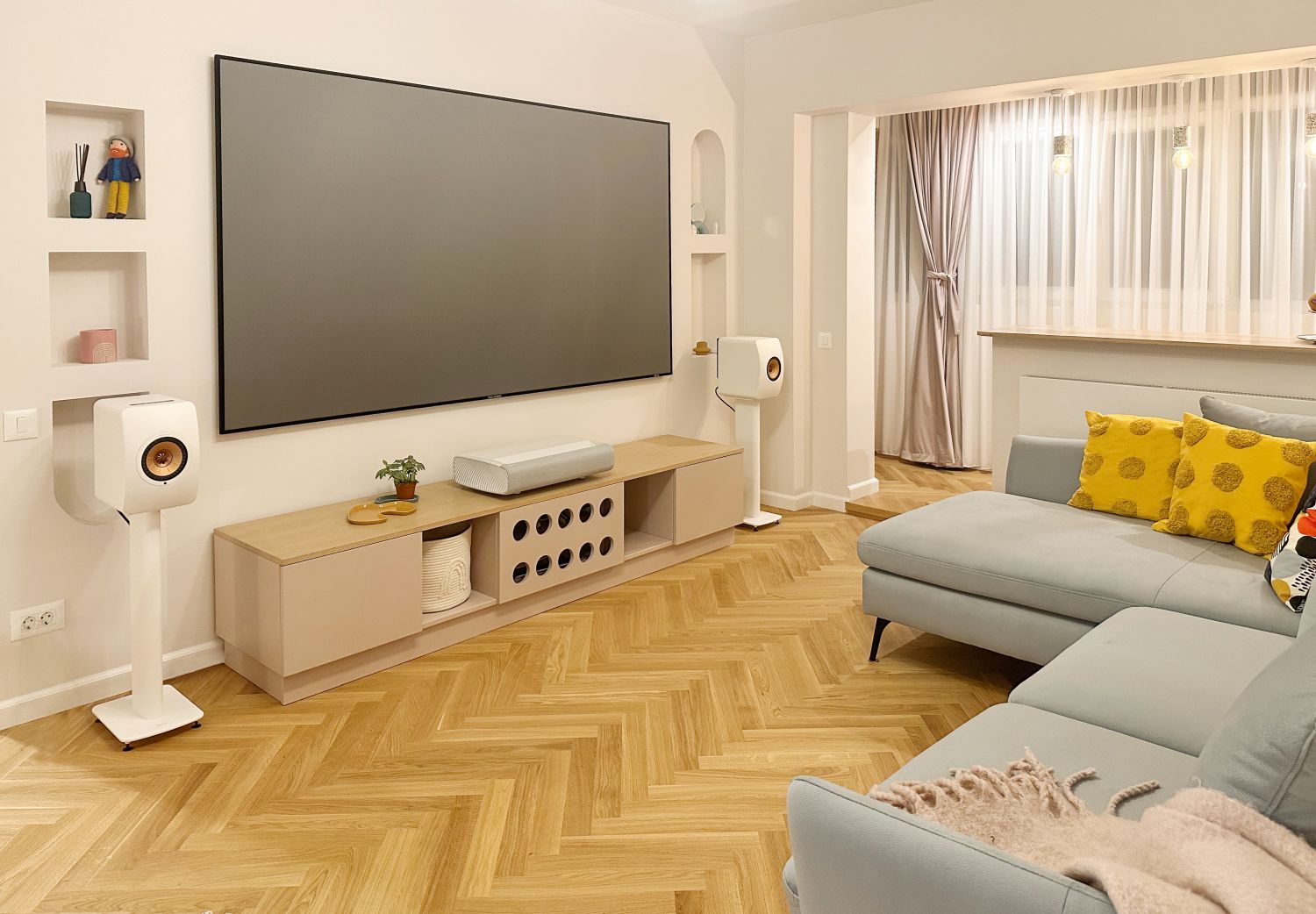 amenajare living in stil contemporan culori pastel si parchet din lemn