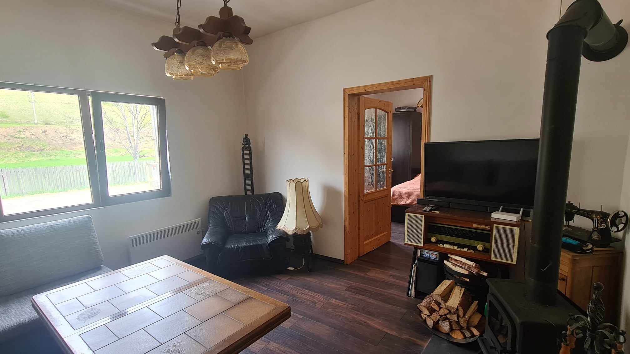 Casa este poziționată în mijlocul naturii, într-un loc istoric