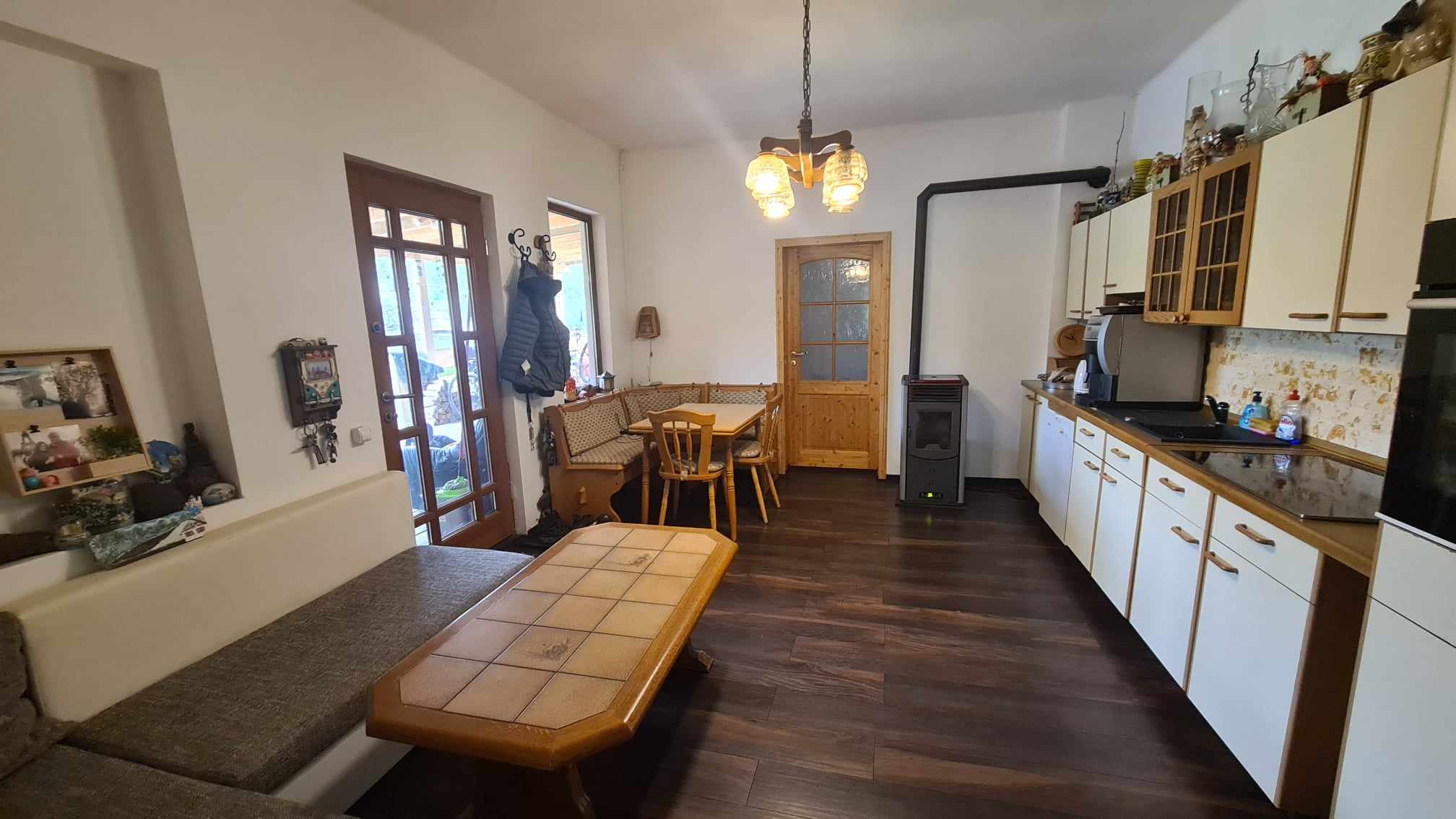 Casa este poziționată în mijlocul naturii, într-un loc istoric