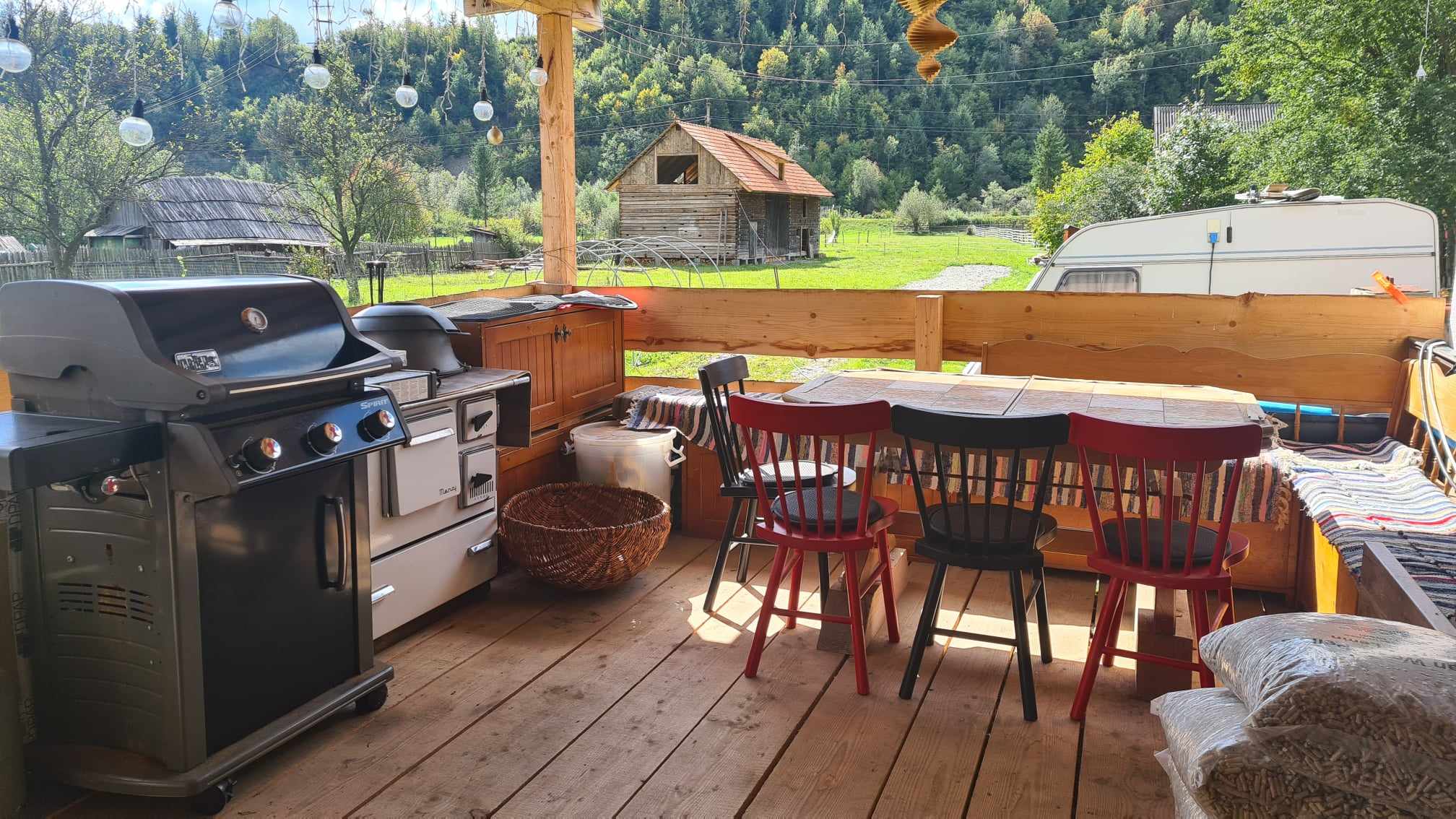 Casa este poziționată în mijlocul naturii, într-un loc istoric