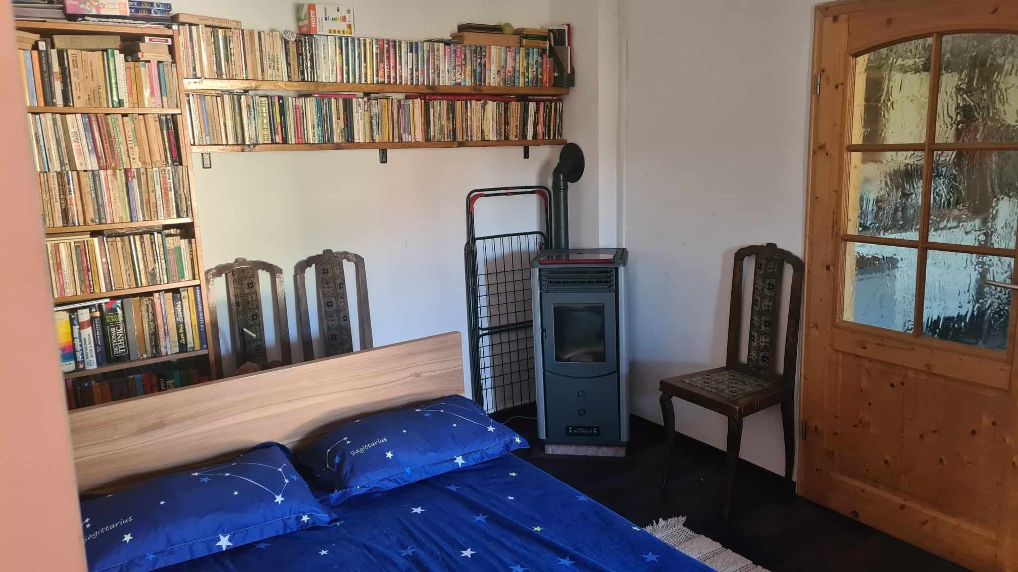 Casa este poziționată în mijlocul naturii, într-un loc istoric