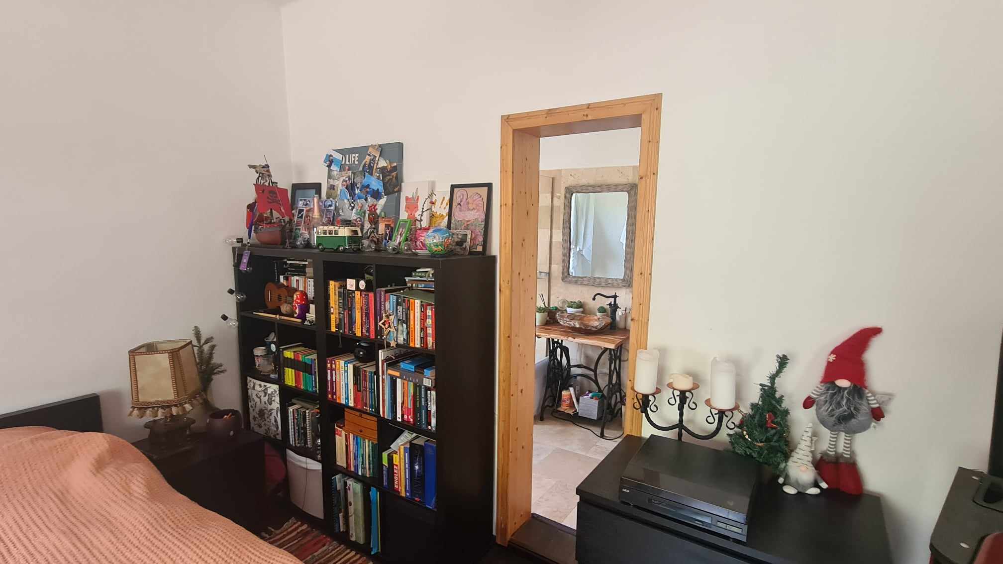 Casa este poziționată în mijlocul naturii, într-un loc istoric