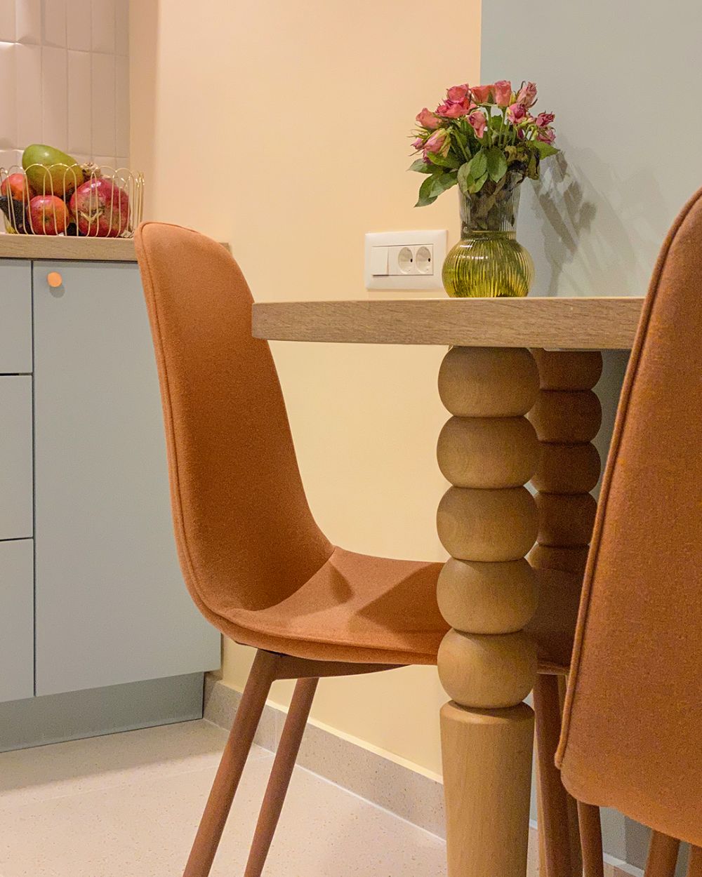 detallii mobilier masa bucatarie cu picioare sculptate