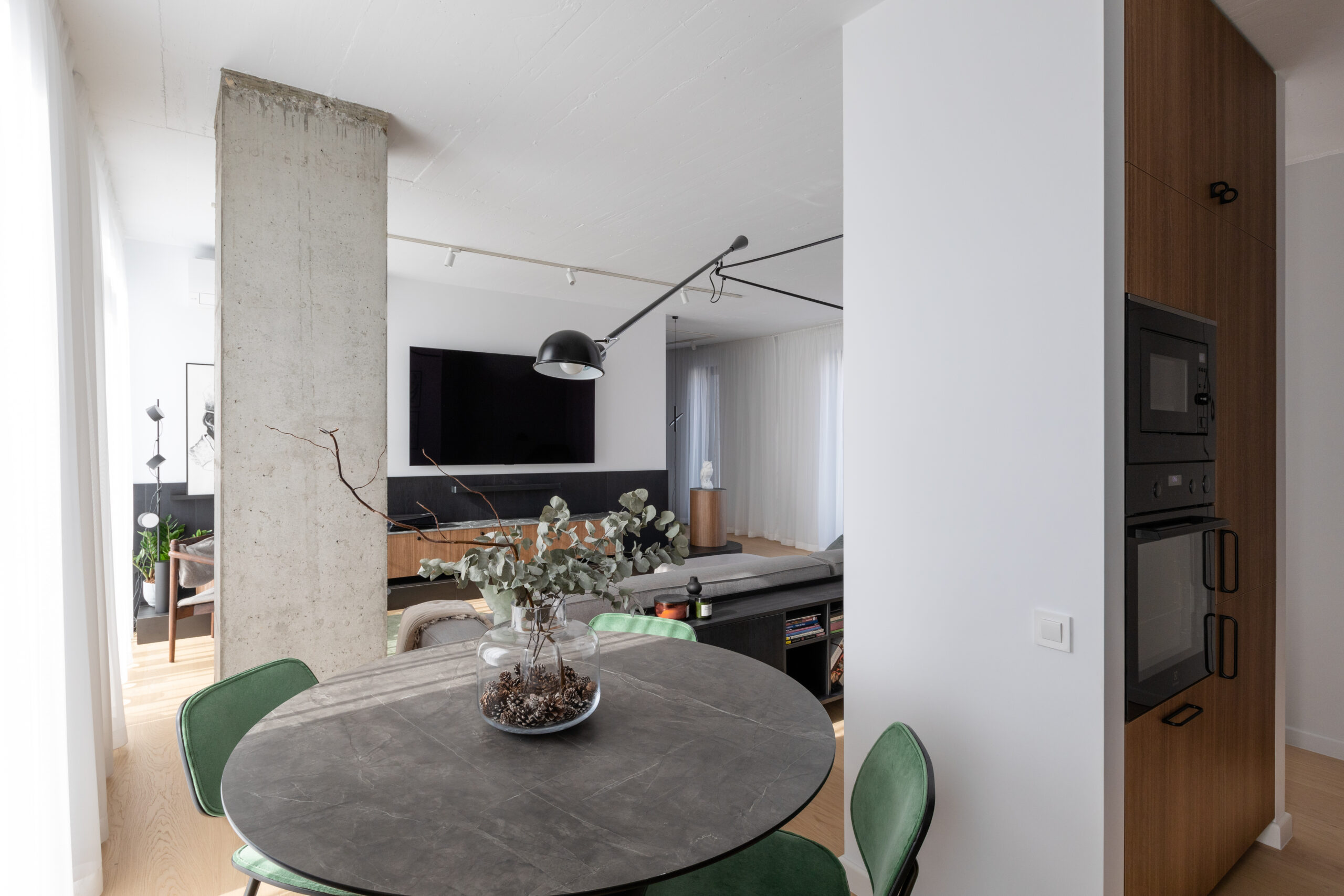 living decorat discret cu stâlp de beton în mijloc