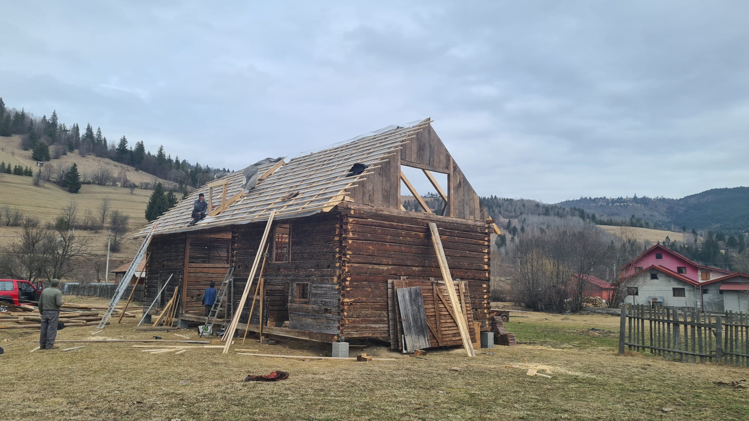 Procesul de construcție al șurei