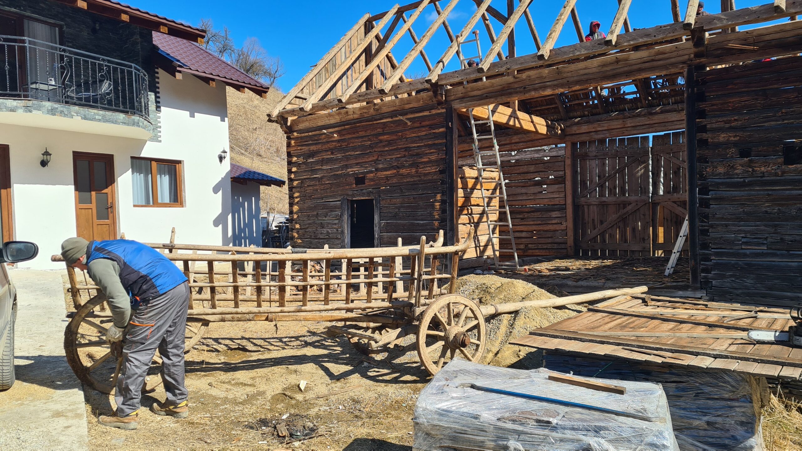 Procesul de construcție al șurei