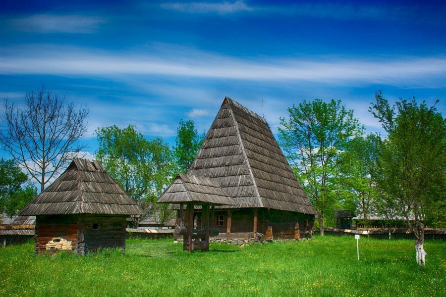 Casele tradiționale din lemn te fac să te simți ca-ntr-un muzeu al satului Foto www.bonjour-roumanie.com
