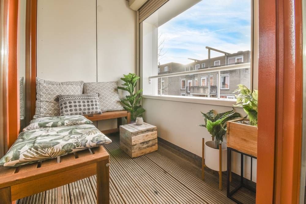 balcon ingust inchis amenajat pentru relaxare