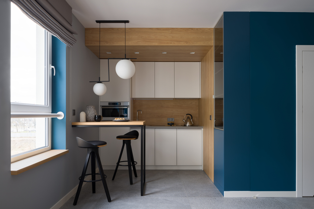 bucătărie mică, amenajată modern și minimalist