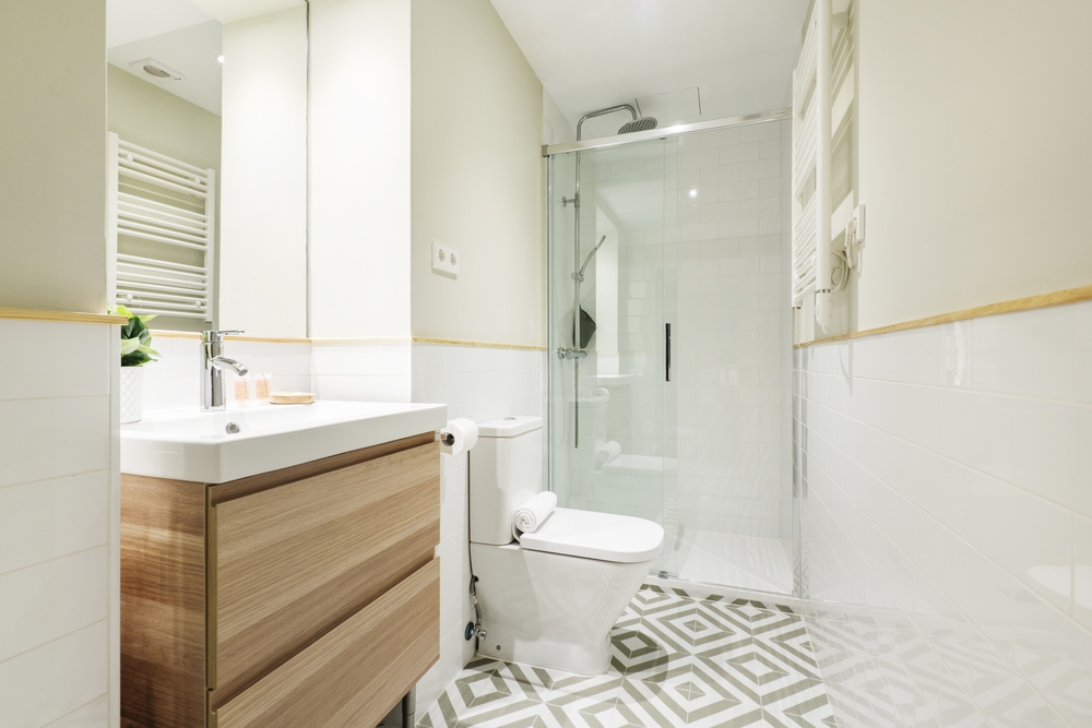 baie mica amenajata si renovata simplu