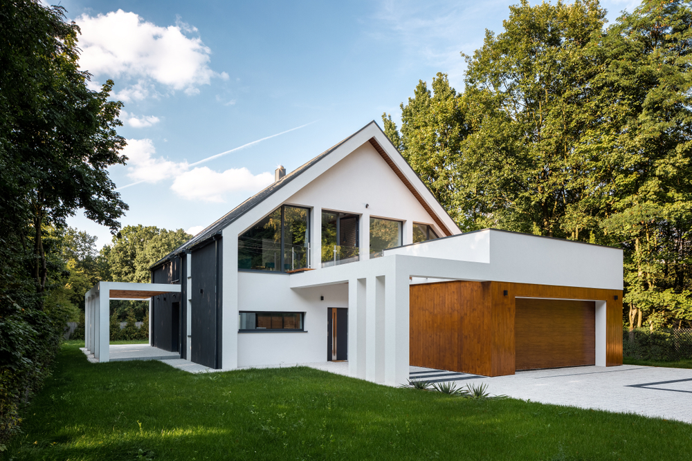 casa moderna cu fatada in nuante de alb si negru