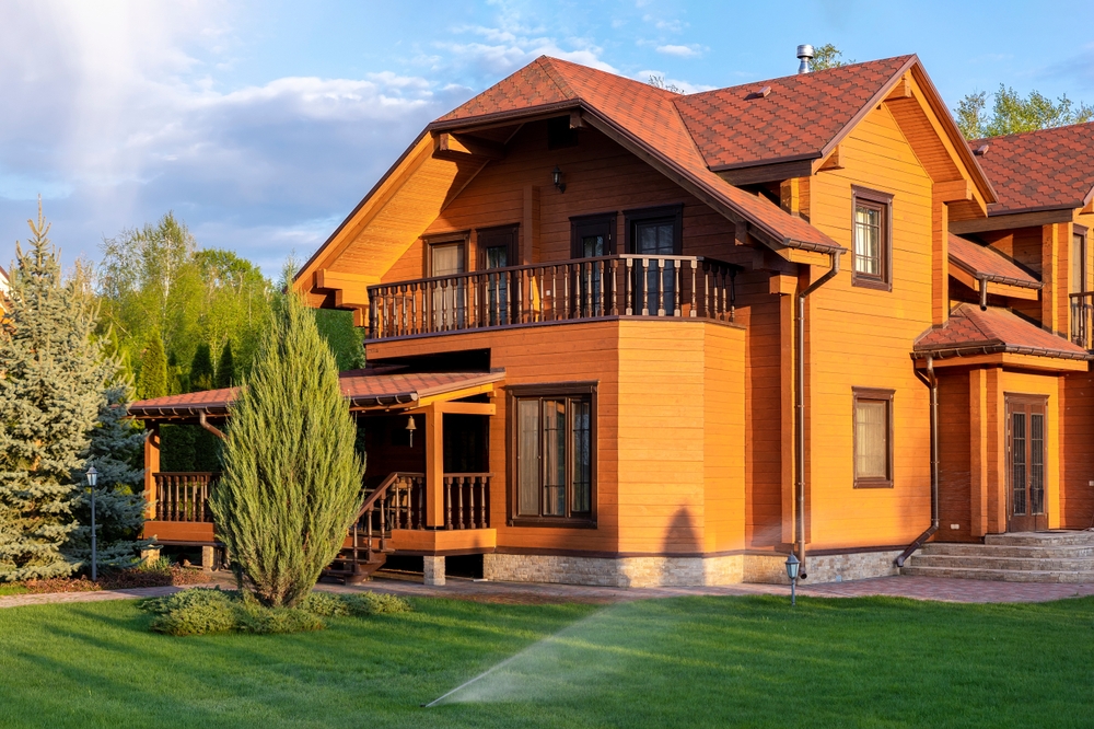 Casa la munte, cu fatada rosiatica, ofera un constrat puternic cu elementele naturii