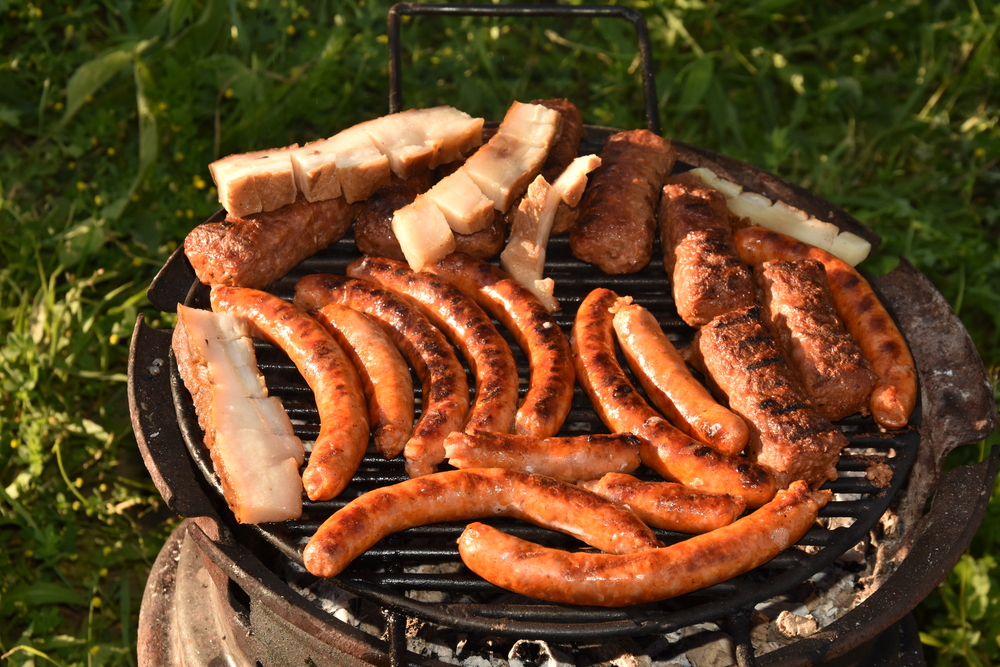 gratar romanesc cu mici si carnati si slanina in aer liber