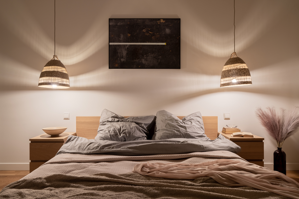 dormitor cozy unde lumina face diferenta de atmosfera