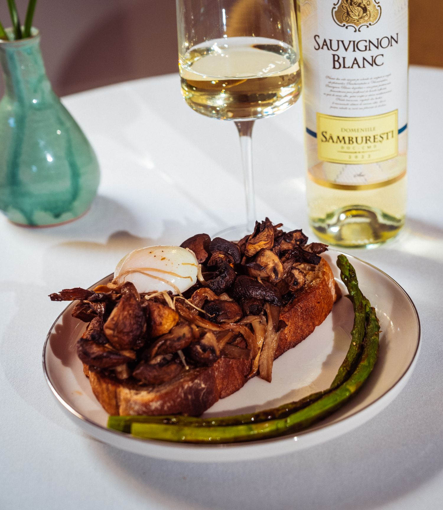 ou posat brunch de mai cu vin alb