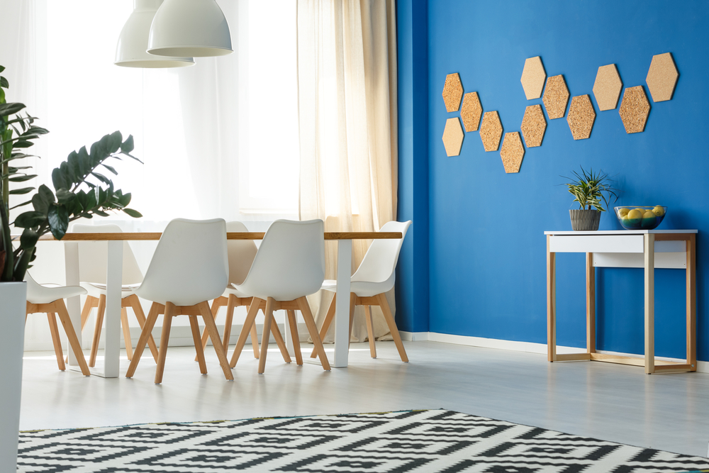 perete accent albastru in living cu masa cu scaune