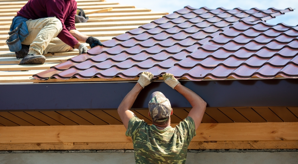 muncitor care lucrează la reparatia unui acoperis
