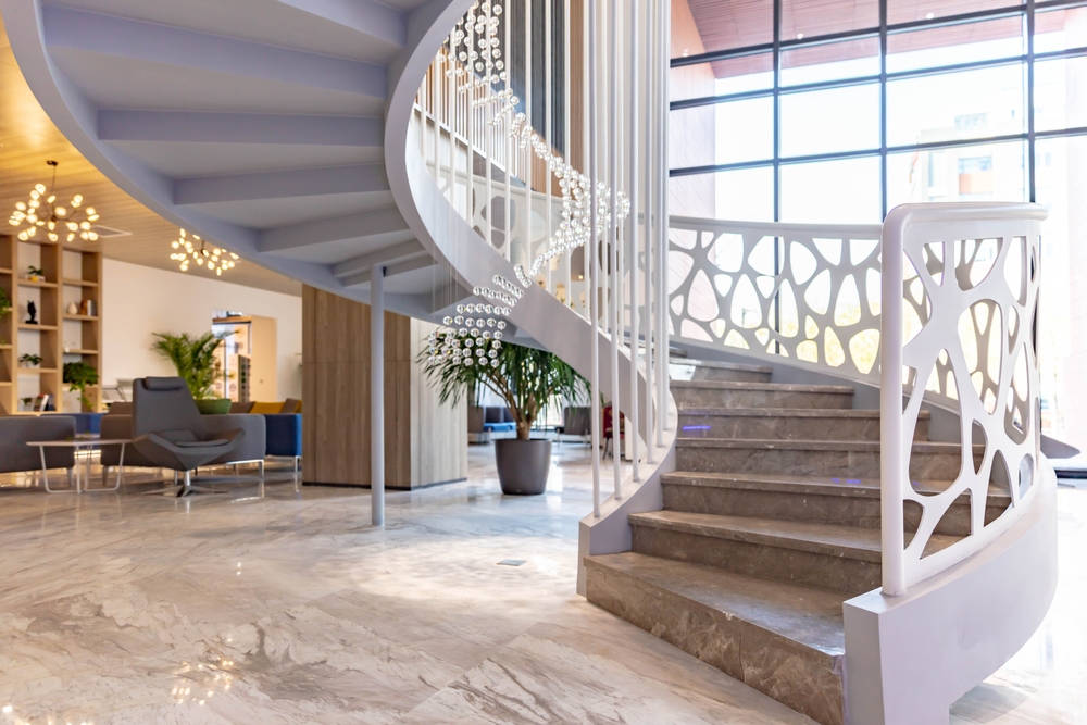scara interioară placată cu gresie și marmură cu aspect elegant