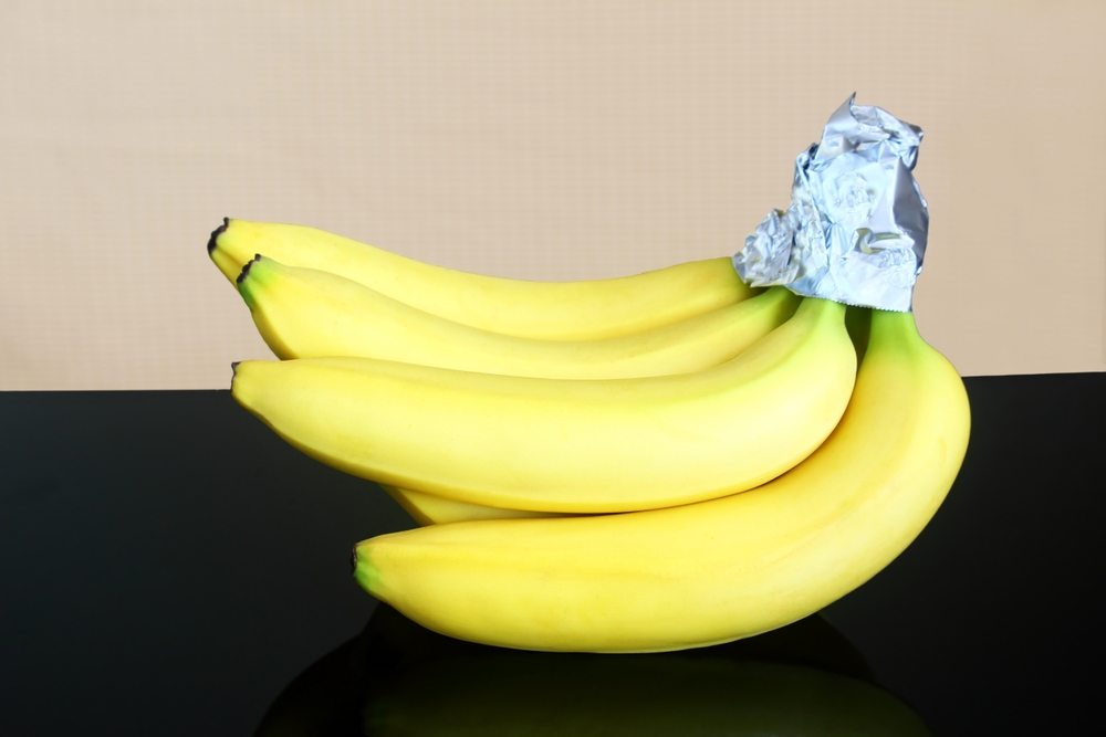 banane coapte cu folie de aluminiu pusă la cozi