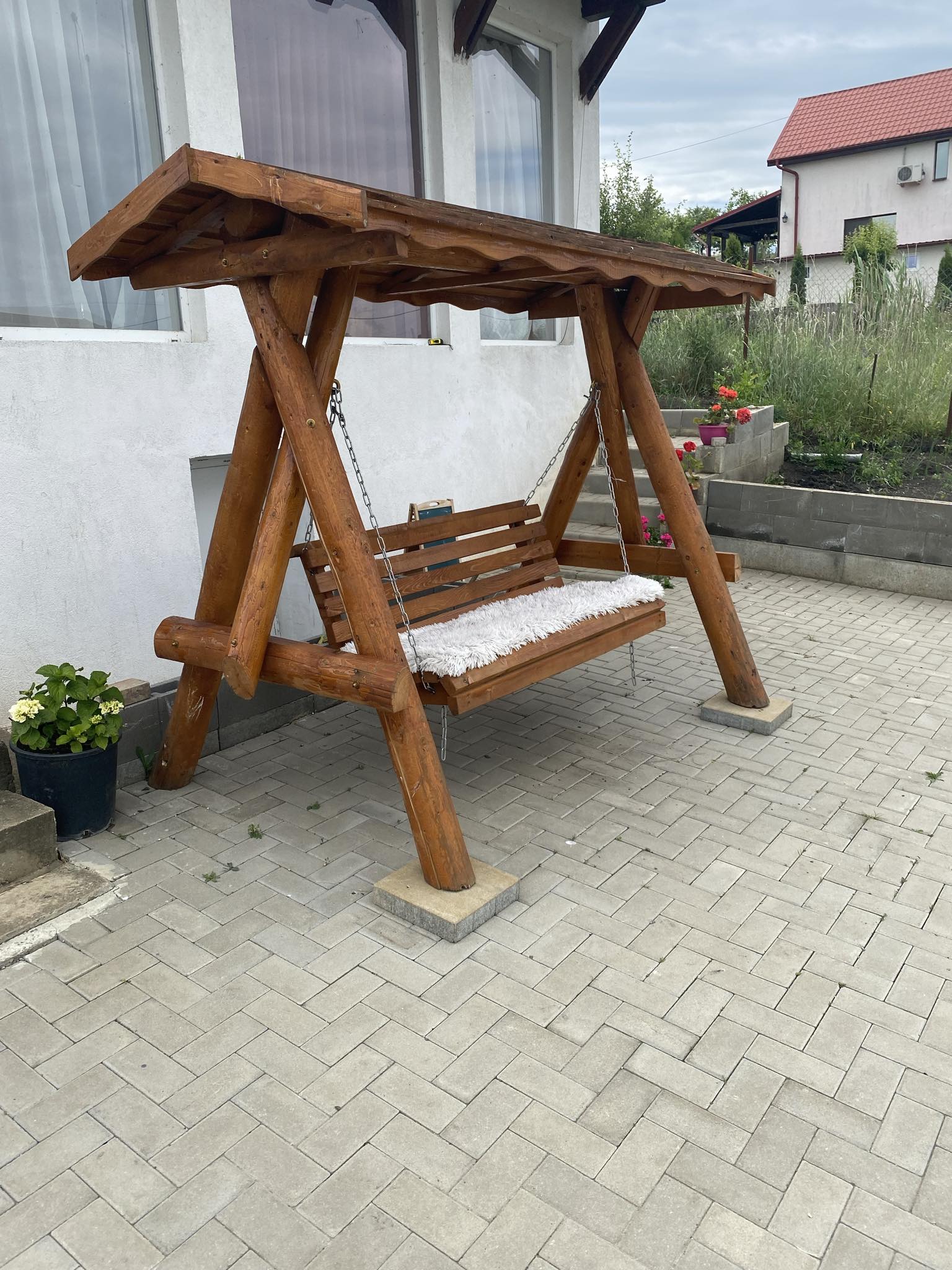 Cei doi au făcut și o terasă unde se bucură de peisaj