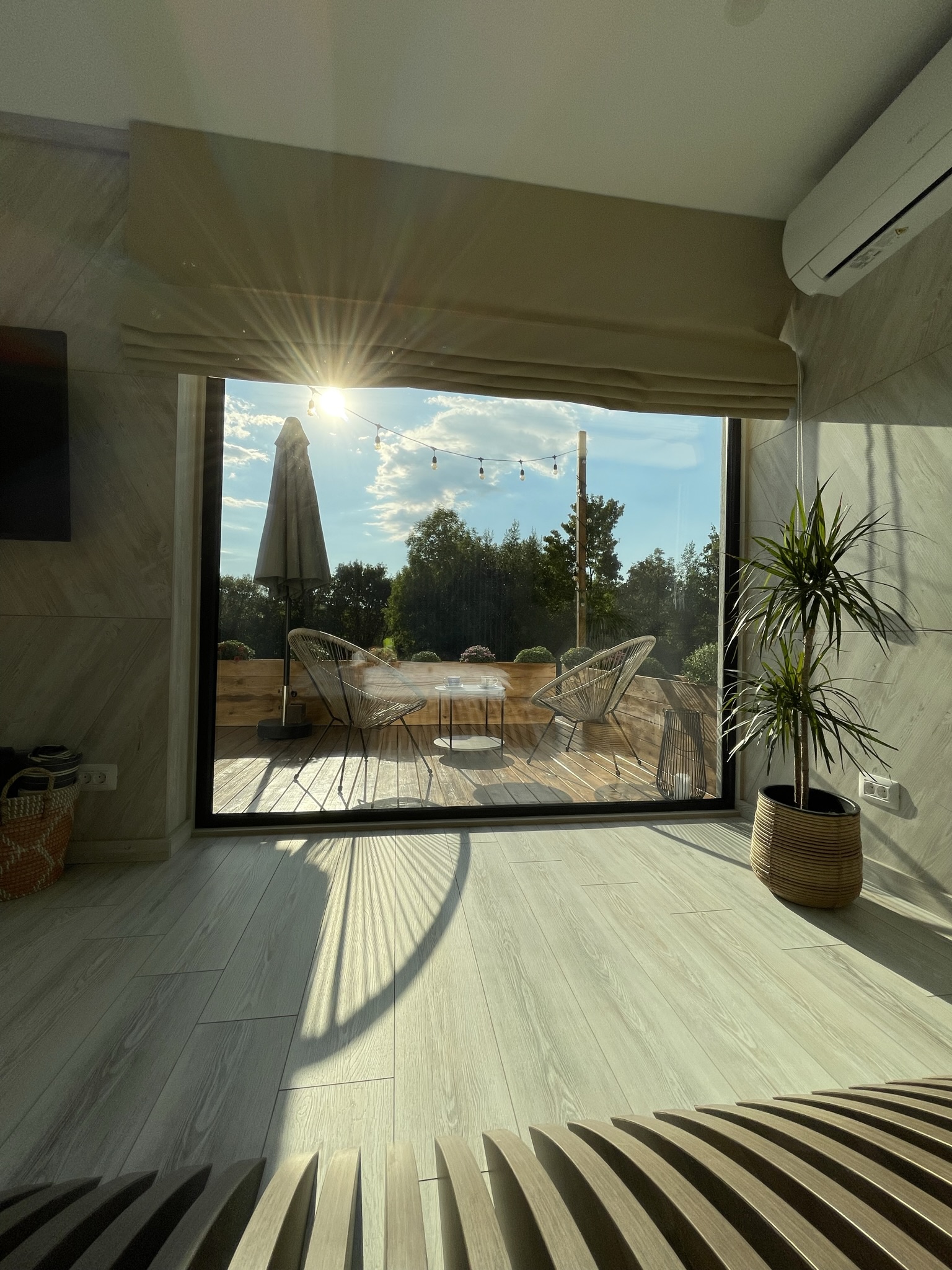 Inginerul a vrut un decor modern, aerisit, unde elemente principale să fie lumina și riflajele de lemn