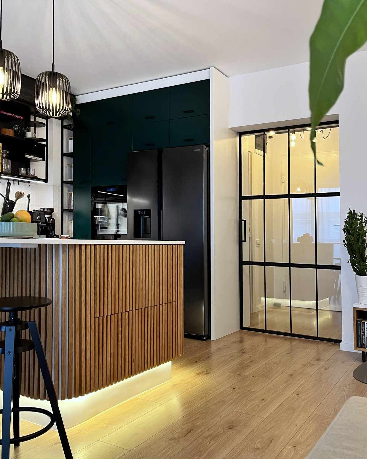 amenajare bucatarie onestripe usa catre hol