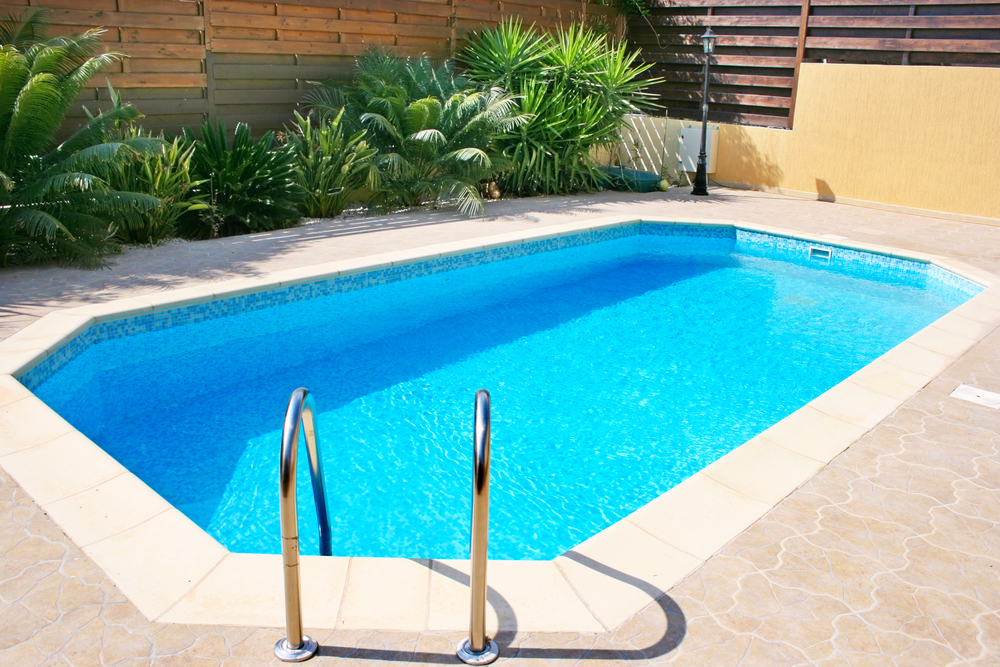 podea exterioara amenajare curte cu piscina