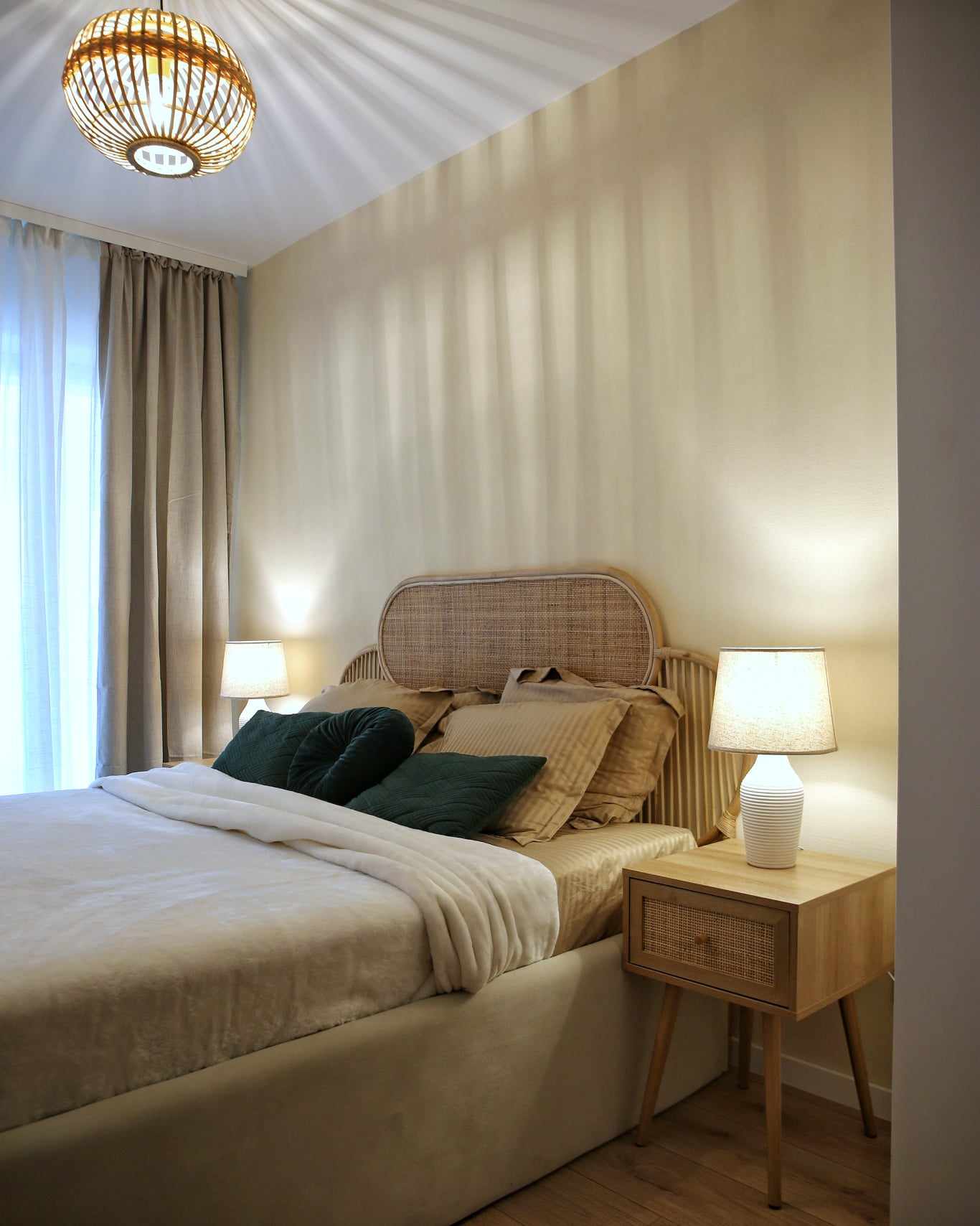 detalii amenajare duplex pat cu tablie din rattan