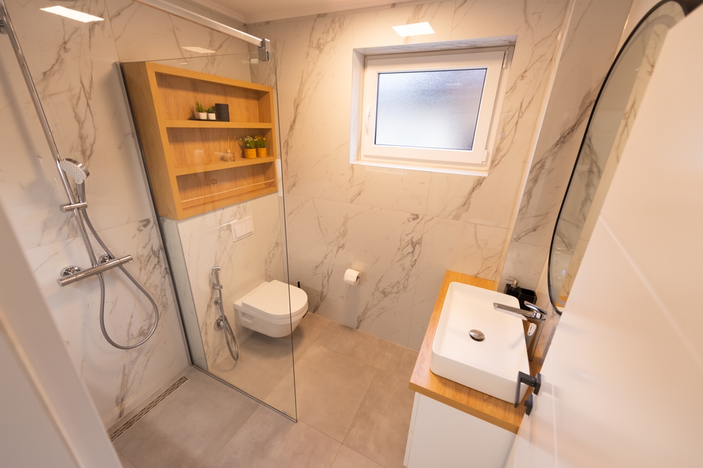 baie minimalista cu cabina de dus