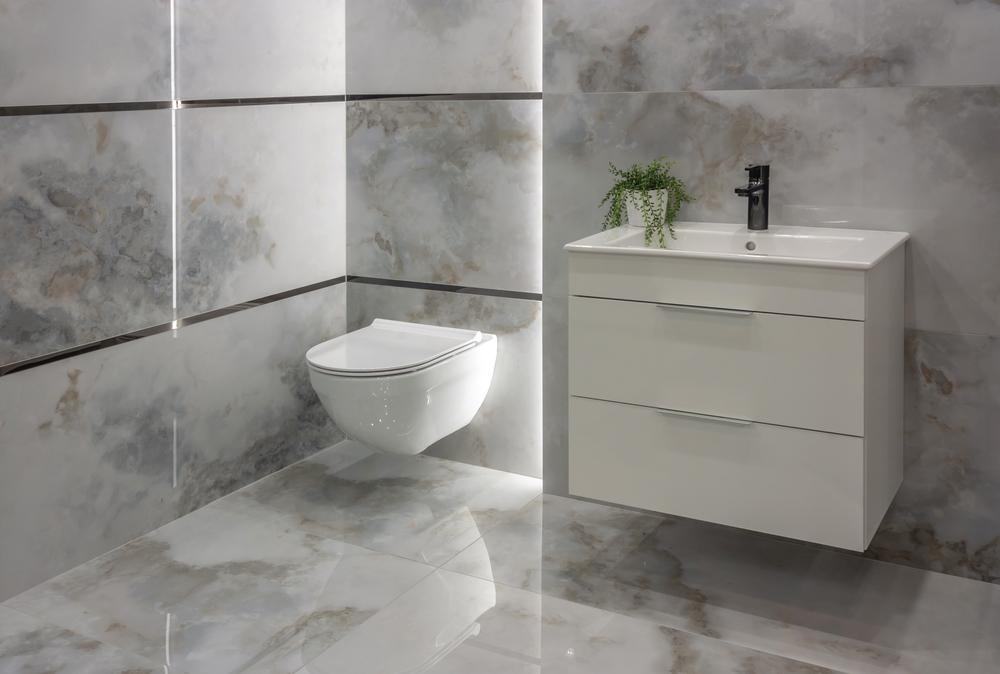 obiecte sanitare suspendate intr-o baie amenajata in stil minimalist