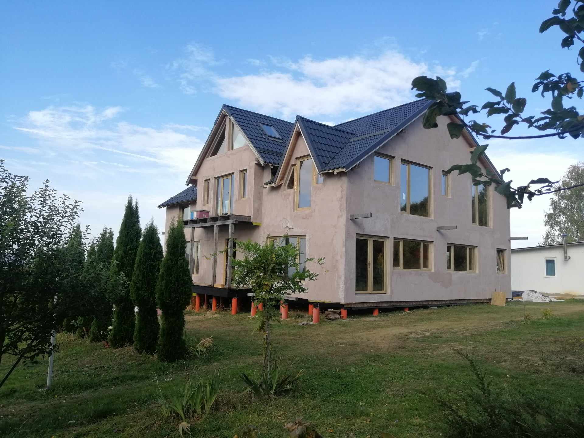 Răzvan și familia au început munca la noua casă în 2022