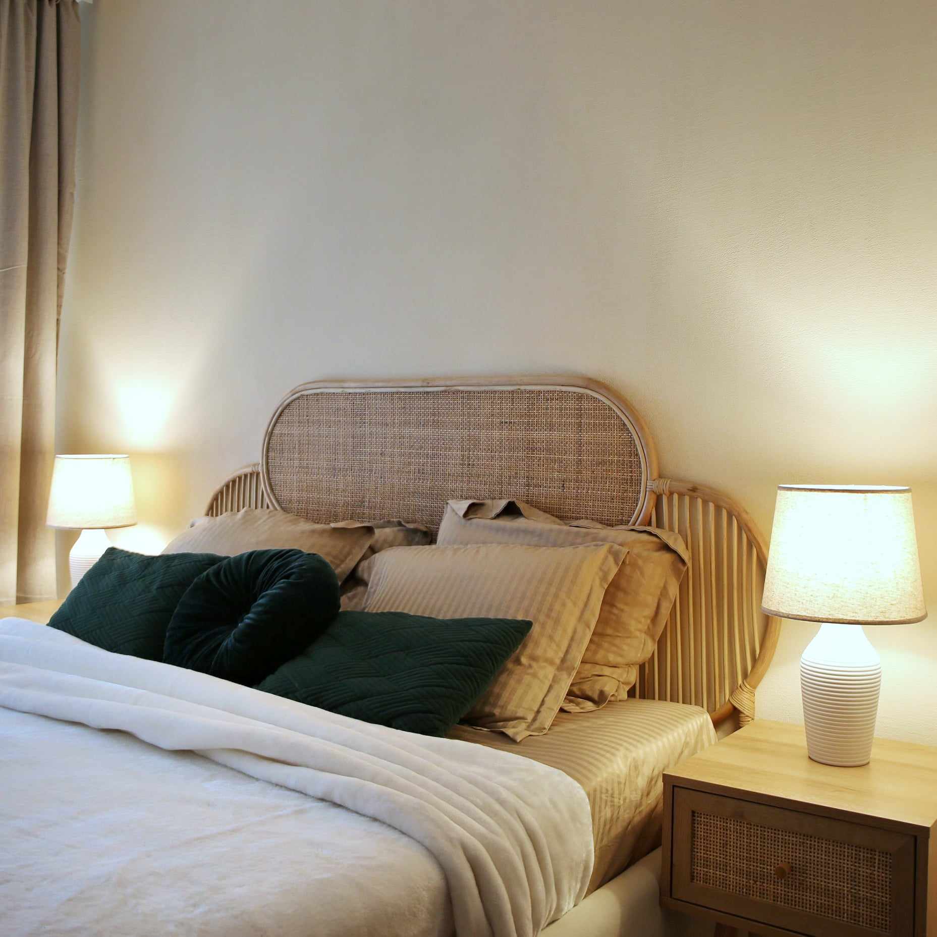 detalii amenajare duplex pat cu tablie din rattan