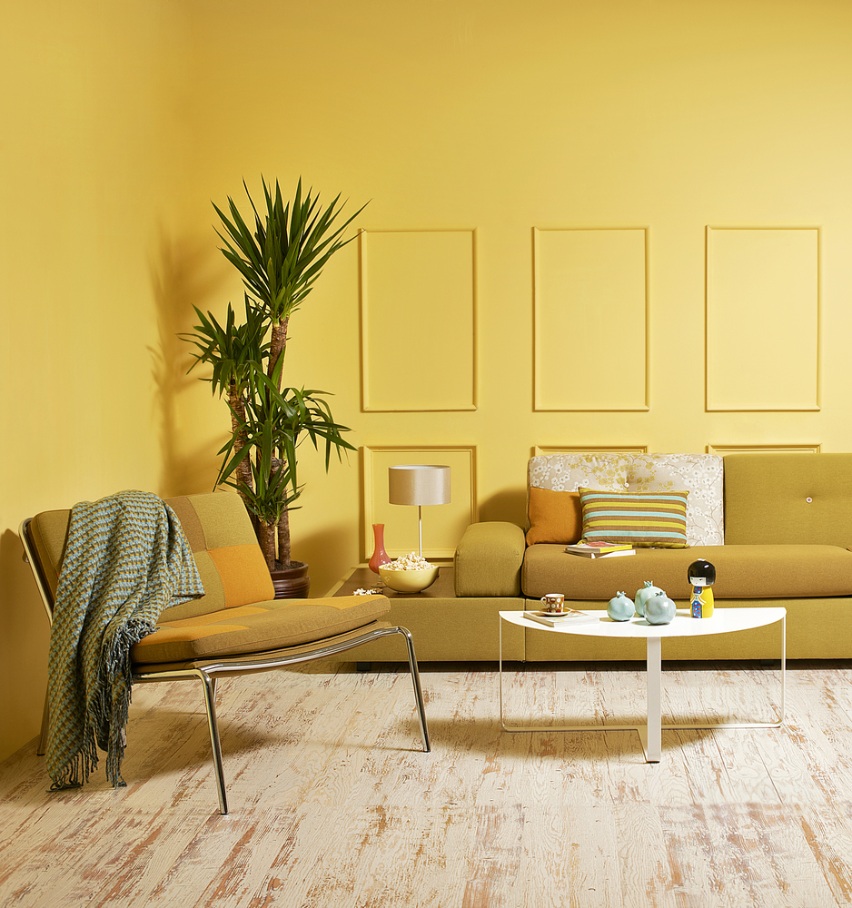 living amenajat in stil retro in nuanta de galben mustar