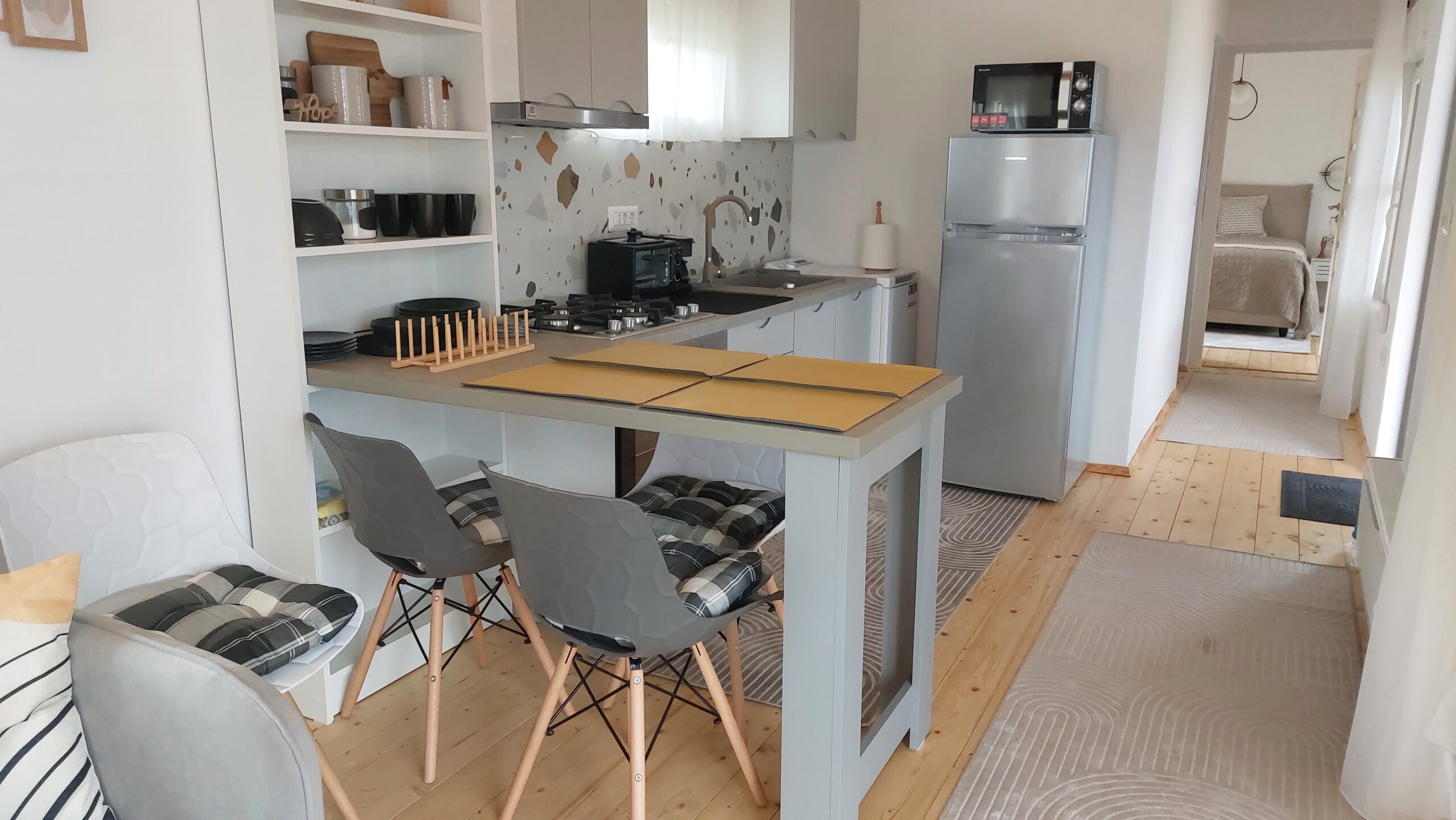 Proprietara a construit de la zero un tiny cozy, pe roți