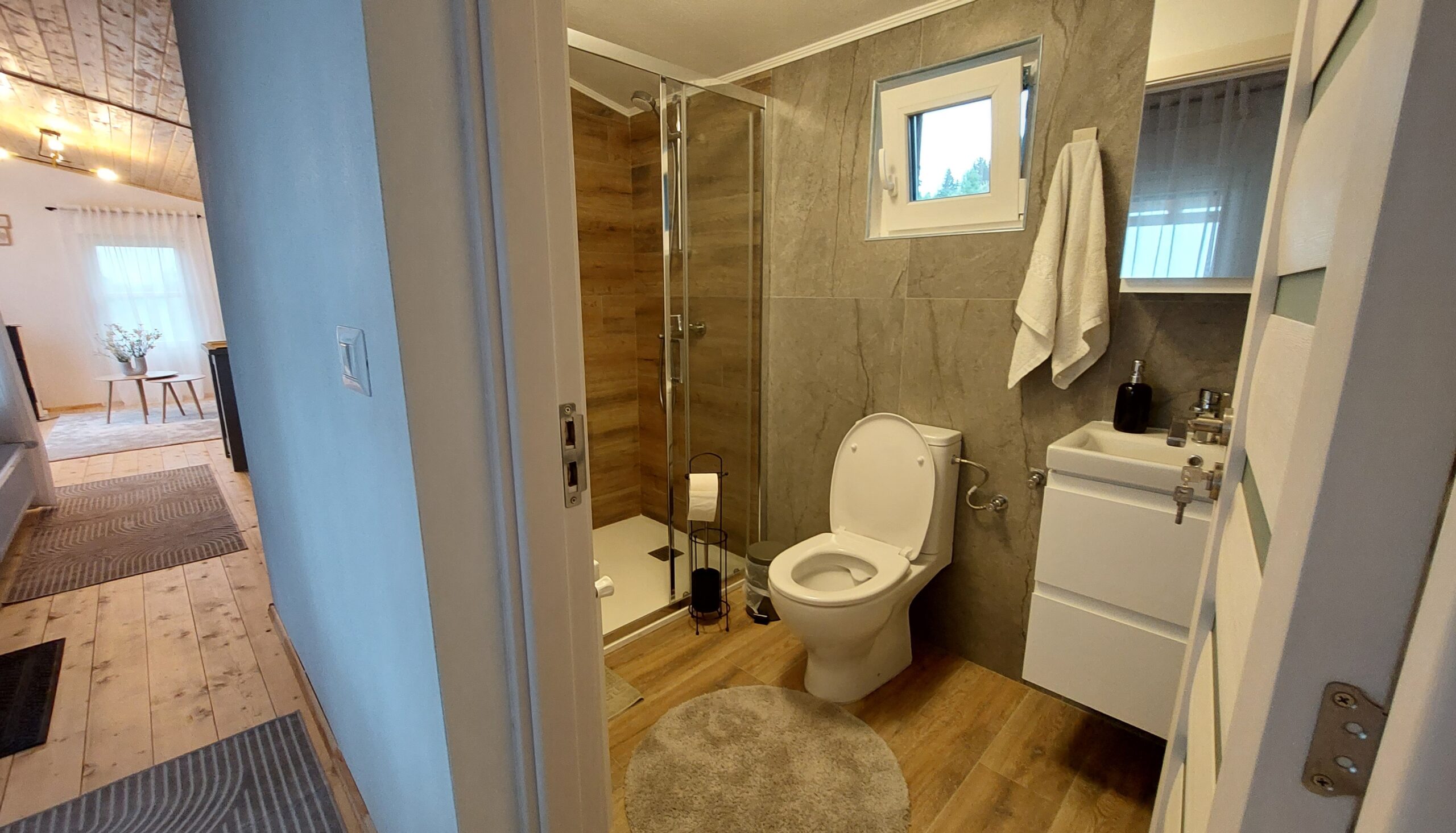 Proprietara a construit de la zero un tiny cozy, pe roți