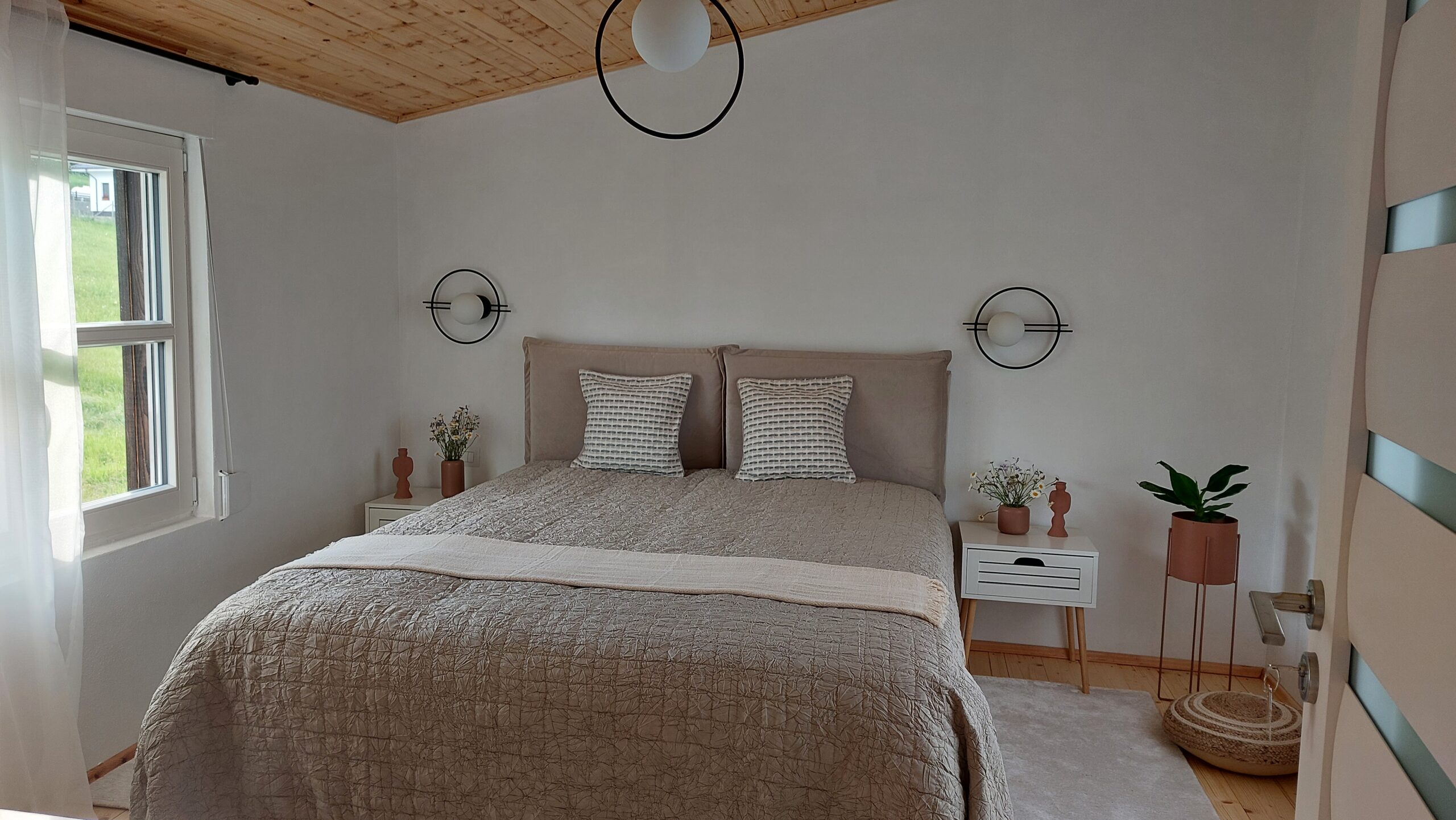 Proprietara a construit de la zero un tiny cozy, pe roți