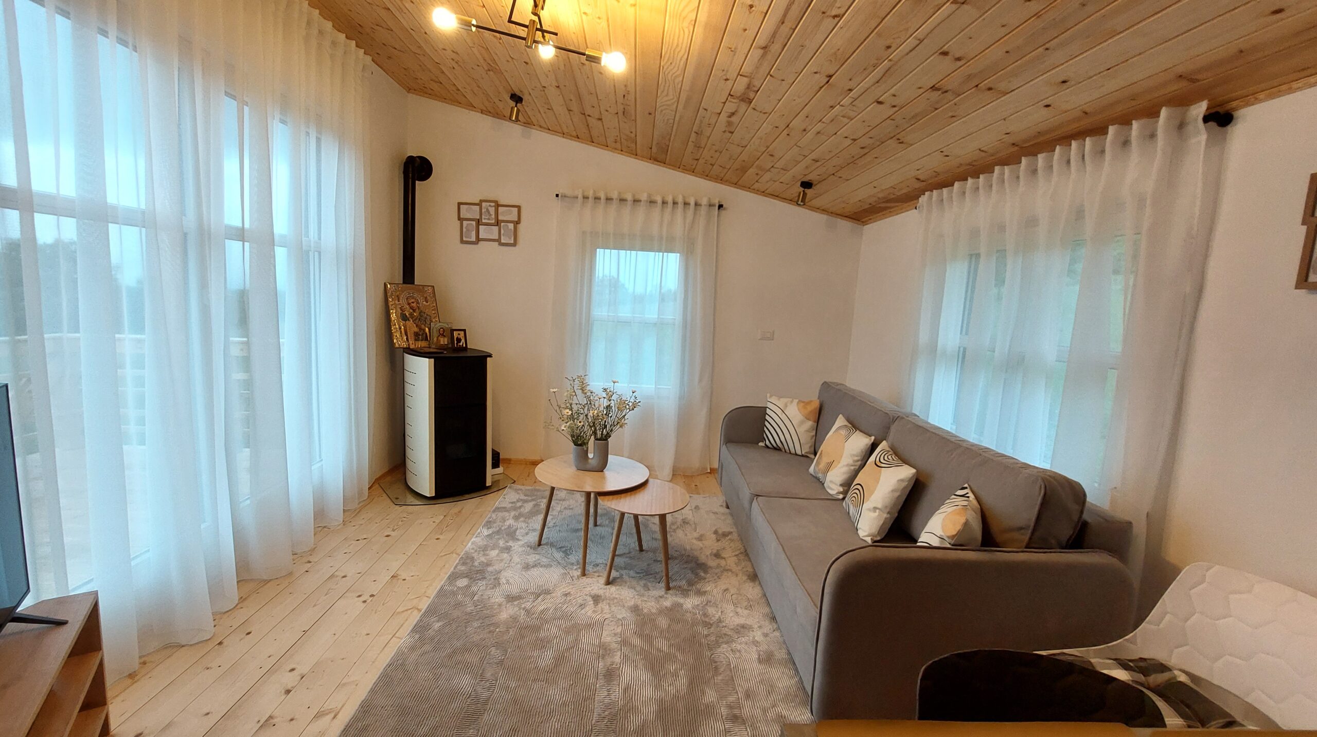Proprietara a construit de la zero un tiny cozy, pe roți