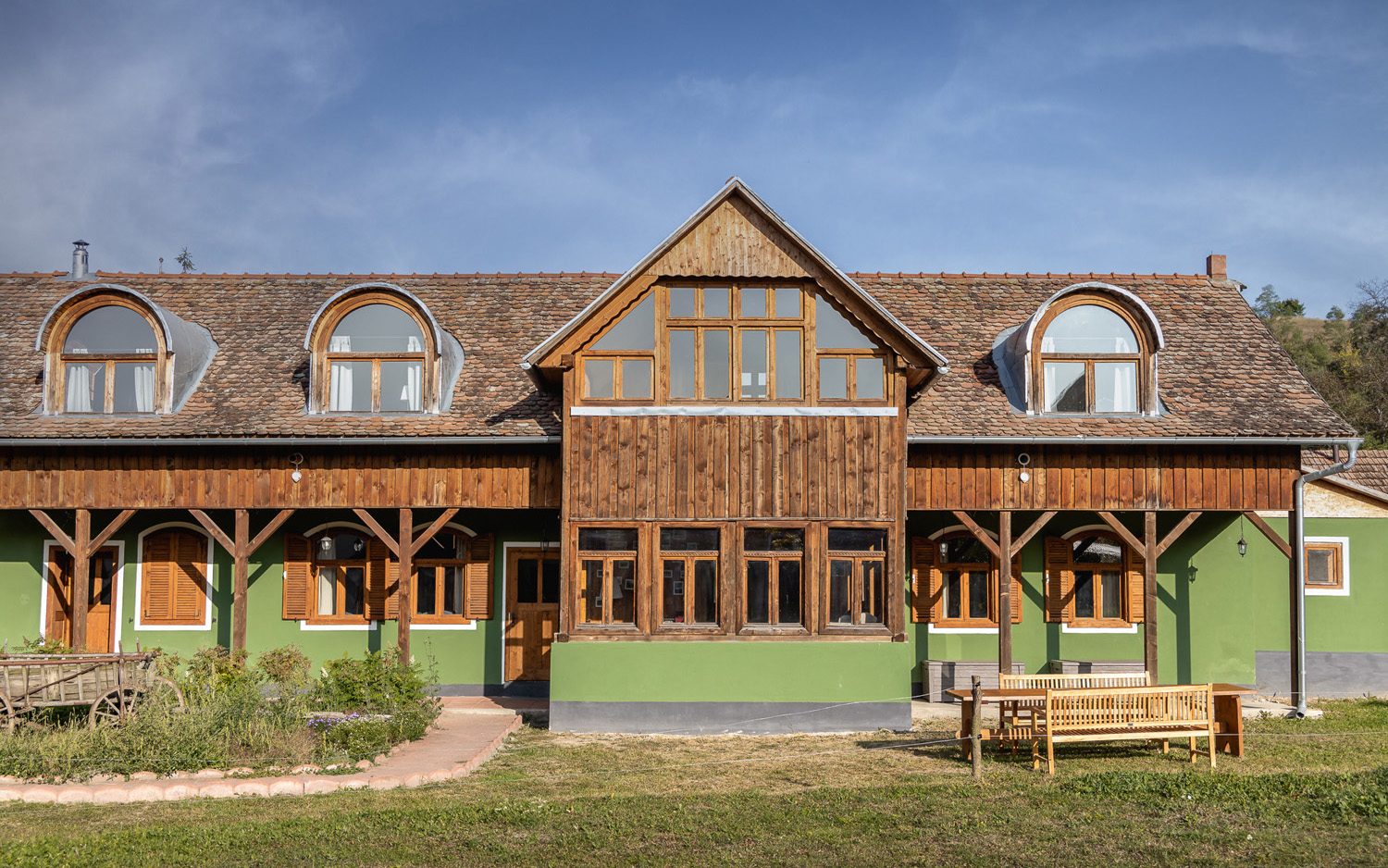 straini cu case in romania casa valea verde cund cu pereti verzi in stil sasesc