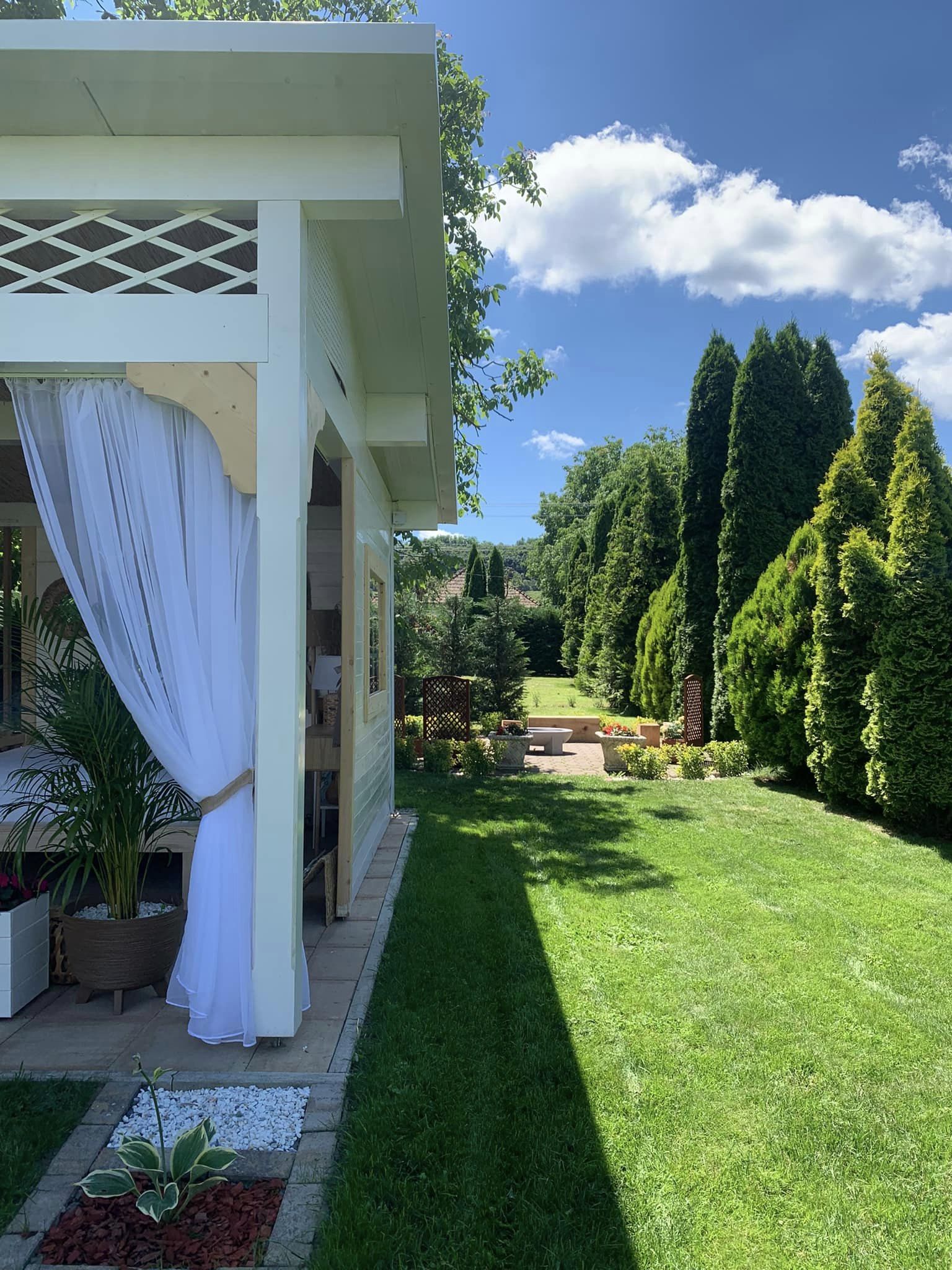 Alin a construit o combinație între terasă, living și dormitor, în propria curte