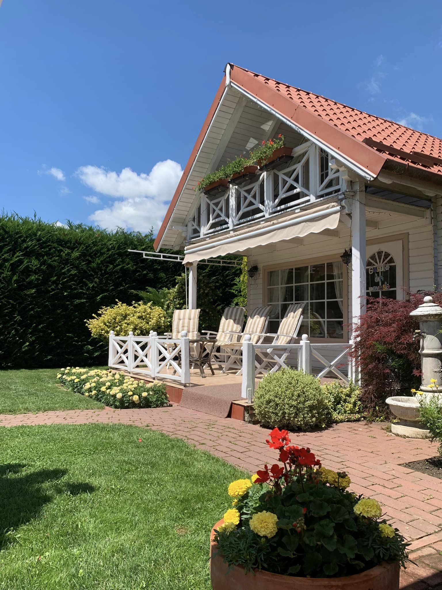 Alin a construit o combinație între terasă, living și dormitor, în propria curte