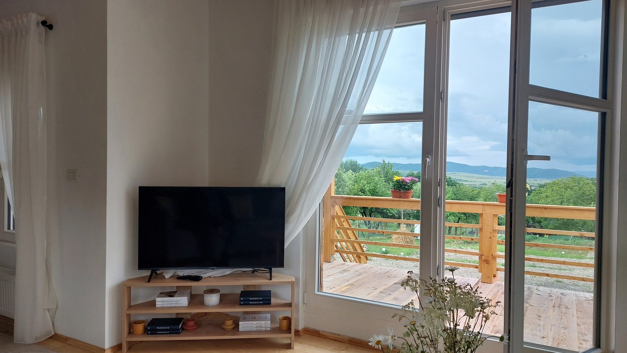 Proprietara a construit de la zero un tiny cozy, pe roți