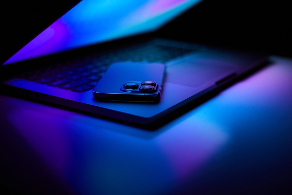 lumina albastra laptop