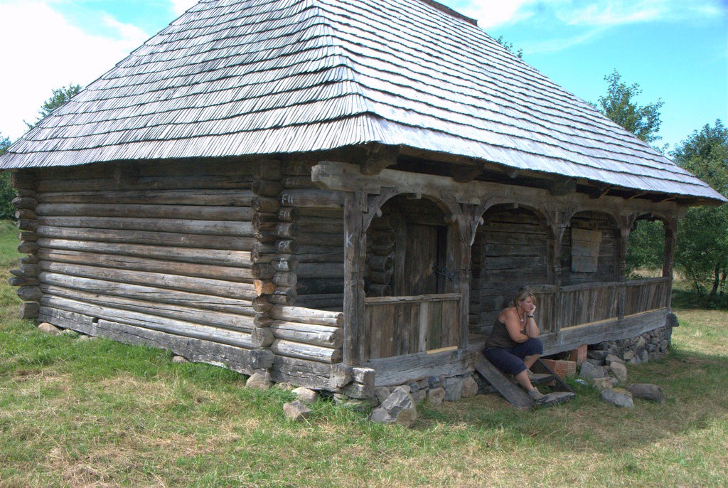 village hotel maramures casa veche romaneasca cumparata de straini reconditionata