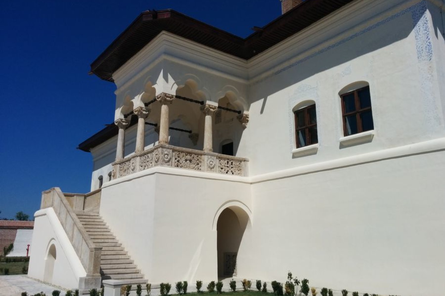 4. casa stil brancovenesc - palatul potlogi pridvor